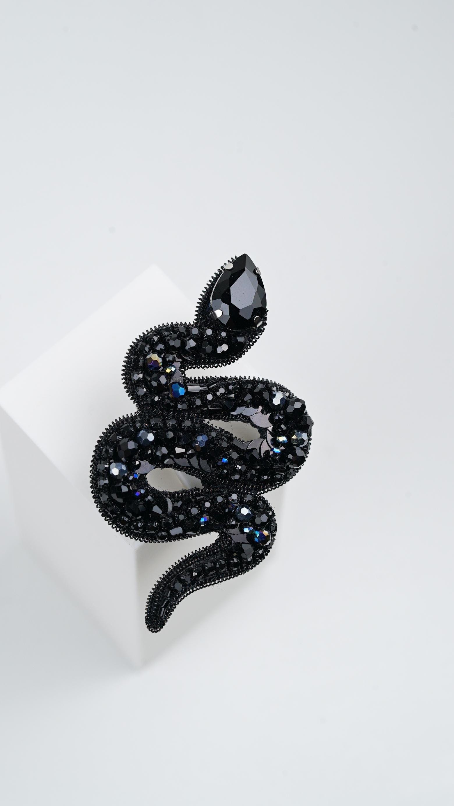 Black Snake Beaded Brooch – Handmade Statement Serpent Pin with Glass Beads, Gothic Jewelry, Dark Elegant Accessory, Unique Gift for Her - Thumbnail 2