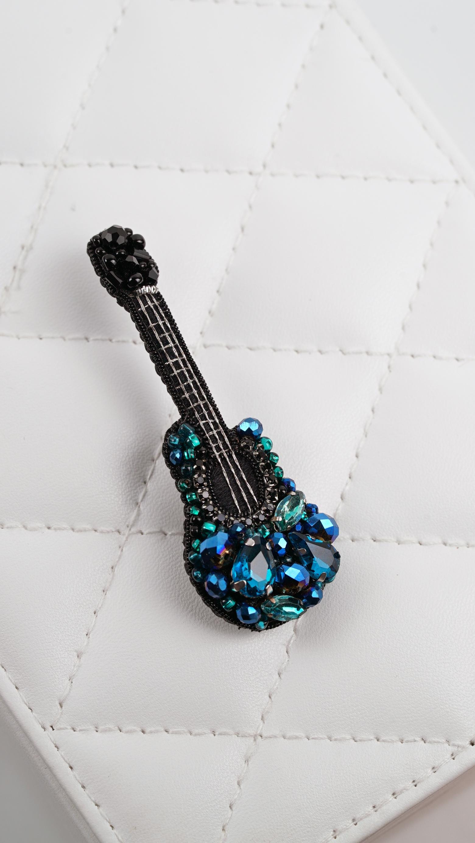 Blue Guitar Beaded Brooch – Handmade Crystal Guitar Pin for Music Lovers - Thumbnail 6