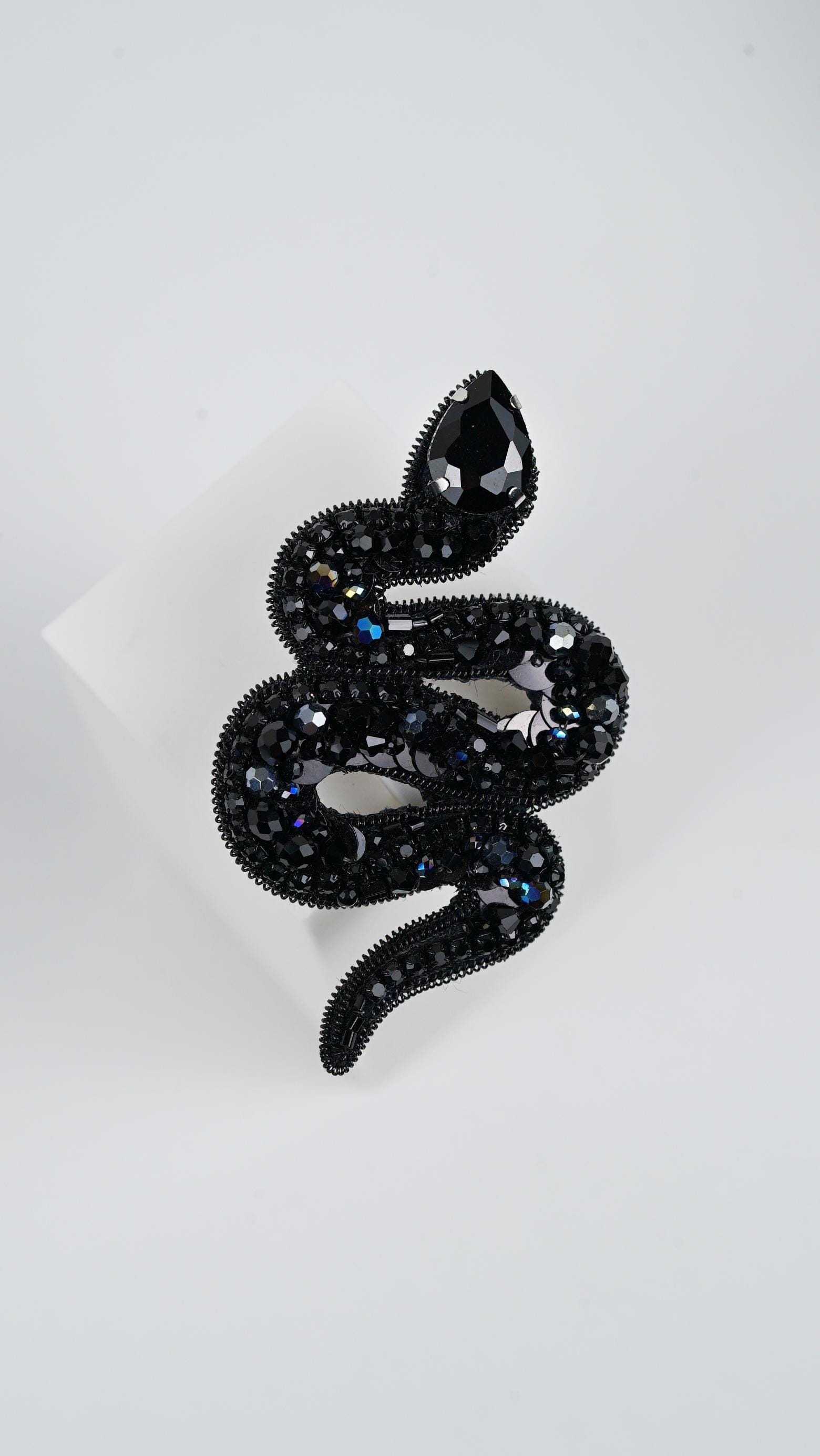 Black Snake Beaded Brooch – Handmade Statement Serpent Pin with Glass Beads, Gothic Jewelry, Dark Elegant Accessory, Unique Gift for Her - Thumbnail 4