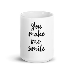 DU bringst mich zum LÄCHELN Weiße glänzende Tasse