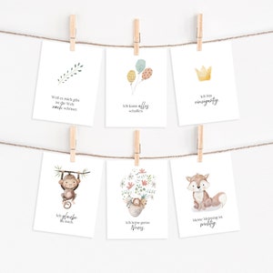 Puede incluir: Seis tarjetas imprimibles con ilustraciones de acuarela y citas inspiradoras en alem&aacute;n. Las tarjetas muestran un mono, un erizo, un zorro, una corona, globos y una rama frondosa.