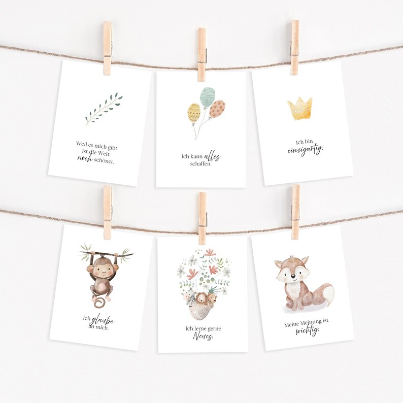 Puede incluir: Seis tarjetas imprimibles con ilustraciones de acuarela y citas inspiradoras en alem&aacute;n. Las tarjetas muestran un mono, un erizo, un zorro, una corona, globos y una rama frondosa.