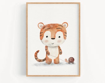 Op de afbeelding: Waterverfillustratie van een vriendelijke tijgerwelp die een speelgoedslaak trekt. De tijger is oranje en bruin met een lachend gezicht. Het kunstwerk is ingelijst in een lichte houten lijst, ideaal voor een kinderkamer. Afmetingen lijst: ca. 30 cm x 40 cm.