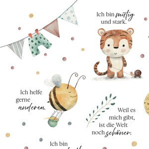 Op de afbeelding: Een aquarel-illustratie van een bij, een tijger en een slak. De bij vliegt en heeft een pot honing. De tijger loopt en houdt een riem vast die aan een slak is bevestigd. De illustratie bevat tekst in het Duits die zegt "Ich helfe gerne anderen." en "Ich bin mutig und stark." en "Weil es mich gibt, ist die Welt noch sch&ouml;ner."