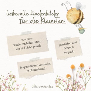 Puede incluir: Un conjunto de tres tarjetas ilustradas con bordes desgarrados, que presentan una ilustraci&oacute;n de una abeja y un texto que dice "liebevolle Kinderbilder f&uuml;r die Kleinsten", "von einer Kinderbuchillustratorin mit viel Liebe gemalt", "hergestellt und versendet in Deutschland", "plastikfrei und liebevoll verpackt" y "little wonder bee".
