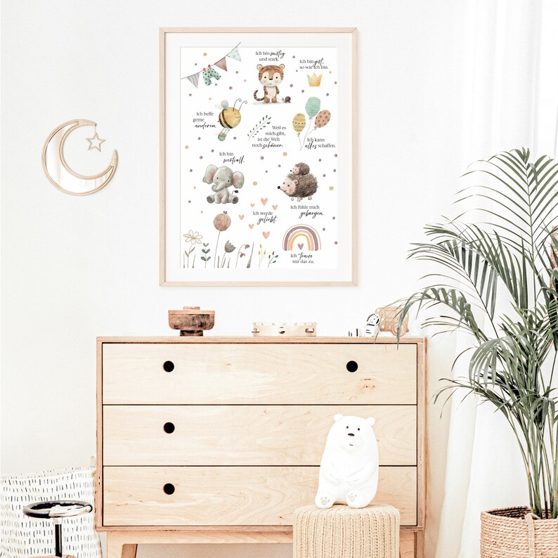 Op de afbeelding: Een witte poster met een kleurrijke illustratie van dieren en tekst in het Duits. De dieren omvatten een tijger, een bij, een olifant, een egel en een regenboog. De tekst luidt "Ich bin mutig und stark", "Ich hab's gerne kuschelig", "Ich bin  ein  grosser  schlafmuffel", "Ich  tickler  auch  gerne", "Ich  liebe  es  mit  dir  zu  sein".