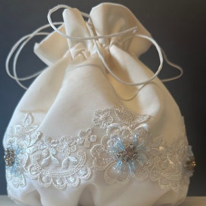 Monedero de boda de satén de seda blanco y tafetán de seda color crema con bordados azules y dorados y detalles de encaje, bolso de novia con cordón, elegante bolso de mano para fiesta