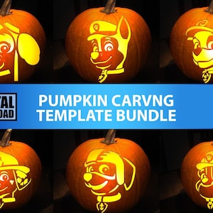 Op de afbeelding: Zes uitgesneden pompoenen met verschillende cartoonhondengezichten, van binnenuit verlicht. De pompoenen zijn oranje met gele uitgesneden ontwerpen. Een blauwe banner leest "PUMPKIN CARVING TEMPLATE BUNDLE" en "DIGITAL DOWNLOAD".