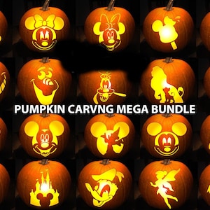 Peut inclure: Ensemble de citrouilles sculptées avec des personnages de dessins animés, notamment Mickey et Minnie. L'intérieur des citrouilles est éclairé, créant un effet lumineux. Le texte "PUMPKIN CARVNG MEGA BUNDLE" est affiché.