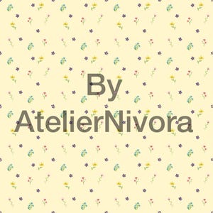 Könnte beinhalten: Ein hellgelber Hintergrund mit einem sich wiederholenden Muster aus kleinen, bunten Wildblumen in Blau-, Rosa-, Gelb- und Violetttönen. Der Text By AtelierNivora ist mittig im Bild in einer dunkelgrauen, serifenlosen Schrift platziert.