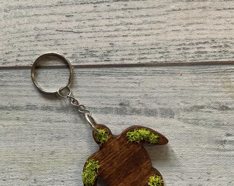 porte-clés tortue de mer | Tortue en bois incrustée de mousse | Cadeau pour amoureux de la nature | Cadeau océan | Porte-clés fait main inspiré de l'environnement | Hommage à Attenborough