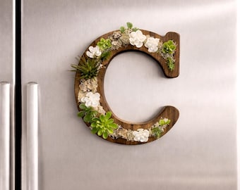 NUEVO - Imán de madera personalizado con letras de musgo y suculentas / Decoración rústica botánica inicial