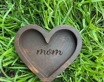 Plato para anillos personalizado para mamá, regalo del Día de la Madre para mamá, plato de joyería de madera con forma de corazón, regalo personalizado grabado para mamá, plato para baratijas, soporte para anillos de boda.
