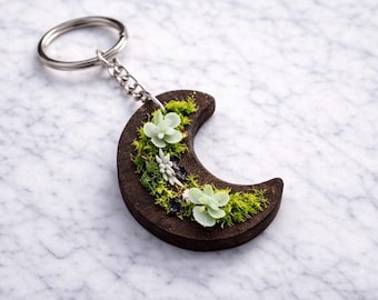Llavero de musgo con forma de luna creciente / Regalo para amantes de la luna / Llavero de naturaleza / Estética bohemia y mística / Llavero de madera hecho a mano / Amuleto de suculenta