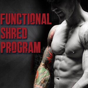 Op de afbeelding: Een zwart-wit afbeelding van een gespierde man met tatoeages op zijn armen. De tekst "THE FUNCTIONAL SHRED PROGRAM" staat in rode letters op een zwarte achtergrond.