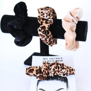 Valentines Day Gift Scrunchie
Zipper Scrunchie for Her
Unique Gift for Her
Holiday Hair Accessory
Scrunchie with Hidden Pocket
Secret Pocket Scrunchie
Valentines Day Gift Hair
Gift for Her Under $20