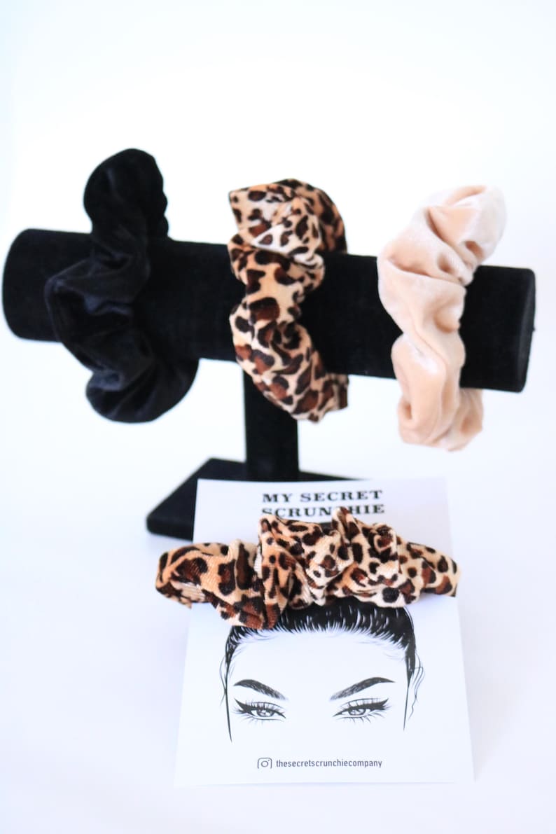 Valentines Day Gift Scrunchie
Zipper Scrunchie for Her
Unique Gift for Her
Holiday Hair Accessory
Scrunchie with Hidden Pocket
Secret Pocket Scrunchie
Valentines Day Gift Hair
Gift for Her Under $20