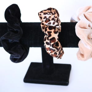 Thoughtful Gift for Her
Small Gift for Women
Special Gift Under 20 Euro
Unique Holiday Gift for Her
Fashion Accessory Gift
Mothers-day Gift for Girlfriend Gifts for Her on a Budget Scrunchie mit verstecktem Reißverschluss Valentinstag
Haargummi 
Romantisches Scrunchie Geschenk für Frauen
Valentinstagsgeschenk für Freundin – Scrunchie
Multifunktionales Haargummi mit Geheimfach
Handgemachtes Scrunchie zum Valentinstag