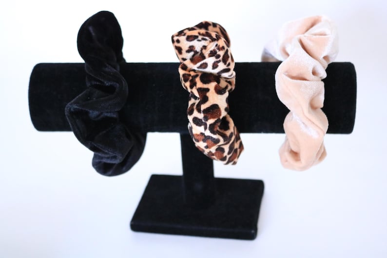 Thoughtful Gift for Her
Small Gift for Women
Special Gift Under 20 Euro
Unique Holiday Gift for Her
Fashion Accessory Gift
Mothers-day Gift for Girlfriend Gifts for Her on a Budget Scrunchie mit verstecktem Reißverschluss Valentinstag
Haargummi 
Romantisches Scrunchie Geschenk für Frauen
Valentinstagsgeschenk für Freundin – Scrunchie
Multifunktionales Haargummi mit Geheimfach
Handgemachtes Scrunchie zum Valentinstag