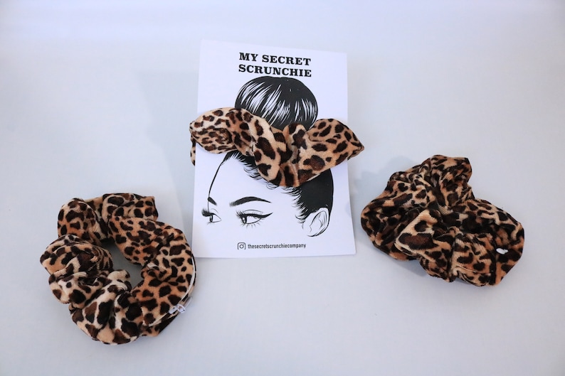 Haargummi mit Zippfach
Scrunchie mit verstecktem Reißverschluss
Muttertags Geschenke
Praktisches Haargummi mit Geheimfach
Scrunchie mit Zipp für kleine Geheimnisse
Romantisches Geschenk zum Muttertage
Versteckfach Haargummi für Sie