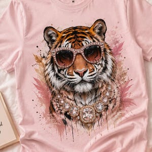 Modischer Tiger (PNG), Elegante Wildtiergrafik, Leoparden-Sonnenbrille, Luxusschmuck, Sublimationsdesign, Transparenter digitaler Download