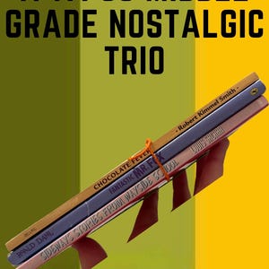 Könnte beinhalten: Ein Stapel von vier Vintage-Kinderbüchern, zusammengebunden mit orangefarbenem Garn. Die Bücher tragen die Titel "Chocolate Fever", "Fantastic Mr. Fox", "Sideways Stories From Wayside School" und "Louis Sachar". Der Text "A 1970s Middle Grade Nostalgic Trio" ist ebenfalls vorhanden.