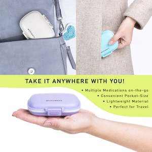 Puede incluir: Imagen promocional que muestra pastilleros en varios entornos. La imagen presenta un pastillero lila claro en una mano, un estuche beige en un bolso y un estuche azul en un bolsillo. El texto dice "TAKE IT ANYWHERE WITH YOU!" y enumera caracter&iacute;sticas.