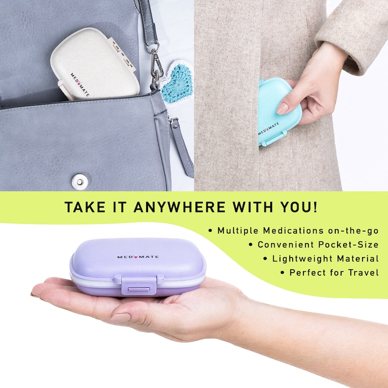 Puede incluir: Imagen promocional que muestra pastilleros en varios entornos. La imagen presenta un pastillero lila claro en una mano, un estuche beige en un bolso y un estuche azul en un bolsillo. El texto dice "TAKE IT ANYWHERE WITH YOU!" y enumera caracter&iacute;sticas.