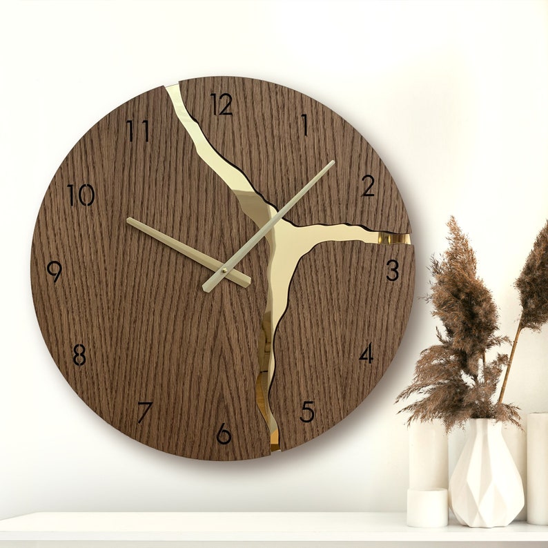 Moderne Wanduhr mit goldenen römischen Zahlen. Stille, einzigartige, minimalistische Holz-Wanduhr Bild 2