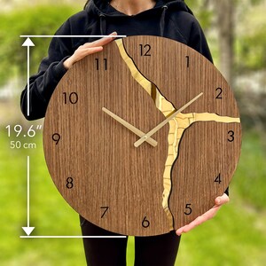 Moderne Wanduhr mit goldenen römischen Zahlen. Stille, einzigartige, minimalistische Holz-Wanduhr Bild 5