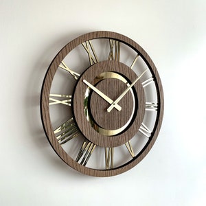 Nowoczesny zegar ścienny z cyframi rzymskimi Cichy unikalny drewniany minimalistyczny zegar ścienny ze złotymi cyframi zdjęcie 6