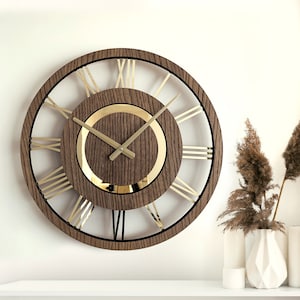 Horloge murale moderne silencieuse avec chiffres romains, horloge murale minimaliste en bois unique, chiffres dorés image 2