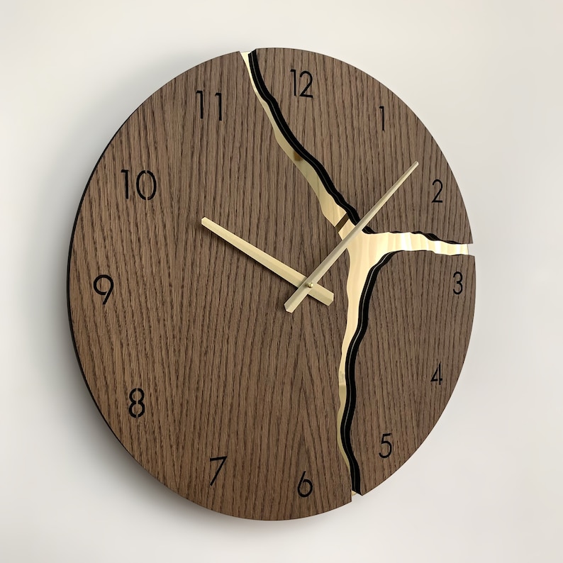 Moderne Wanduhr mit goldenen römischen Zahlen. Stille, einzigartige, minimalistische Holz-Wanduhr Bild 7