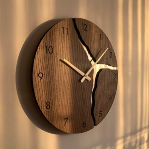 Moderne Wanduhr mit goldenen römischen Zahlen. Stille, einzigartige, minimalistische Holz-Wanduhr Bild 1