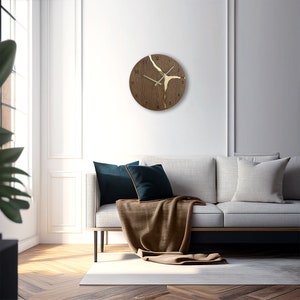 Moderne Wanduhr mit goldenen römischen Zahlen. Stille, einzigartige, minimalistische Holz-Wanduhr Bild 4