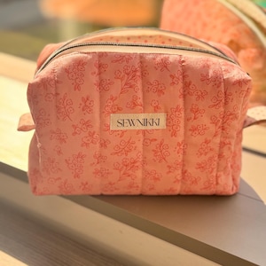 Pink Flower Quilted Makeup Bag – Handmade Zipper Pouch, Floral Cosmetic Bag, Small Gift for Her