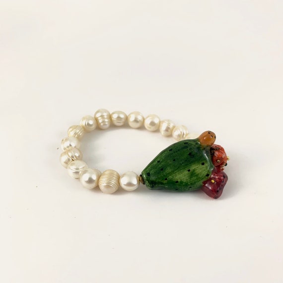 Bracelet with ceramic cactus and pearls