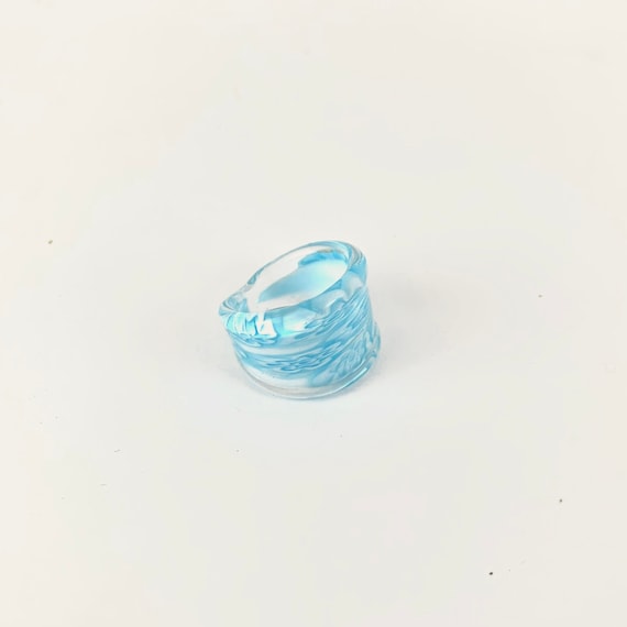 Blue and white flower pattern glass ring