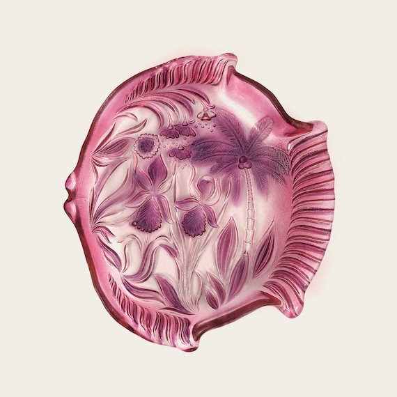 Dreamlike dish with grenadine nuances, fish shape with tropical and floral reliefs