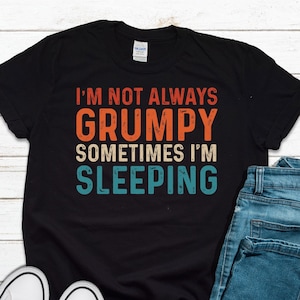 Puede incluir: Camiseta negra con un gráfico de estilo vintage que dice "No siempre estoy de mal humor, a veces estoy durmiendo".