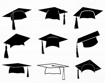 Peut inclure: Neuf chapeaux de graduation noirs avec des glands, disposés en trois rangées de trois. Les chapeaux sont tous orientés dans la même direction, les glands pendants.