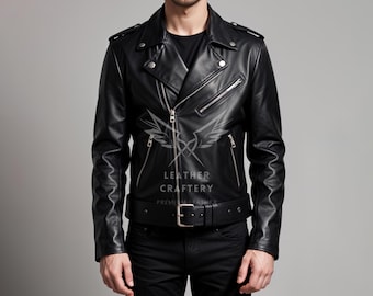 Peut inclure: Veste de motard en cuir noir avec col à revers, fermeture éclair asymétrique et plusieurs poches zippées. La veste est dotée d'une ceinture à la taille et est portée avec un pantalon noir. Le texte "LEATHER CRAFTERY" est visible.