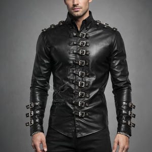 Veste homme noire en cuir d'agneau à boucle - Chemise gothique militaire à bretelles - Manteau slim fait main