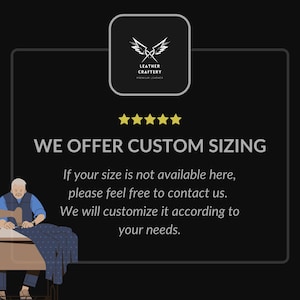Pode incluir: Gr&aacute;fico preto com o texto "OFERECEMOS TAMANHOS PERSONALIZADOS". Uma ilustra&ccedil;&atilde;o de um alfaiate em uma m&aacute;quina de costura est&aacute; na parte inferior. O logotipo Leather Craftery est&aacute; no topo.