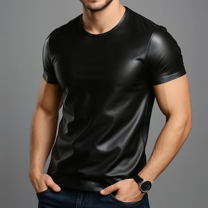 Puede incluir: Una camiseta negra de cuero de manga corta y cuello redondo. La camiseta tiene una textura lisa y brillante. El modelo lleva un reloj negro y vaqueros azules.