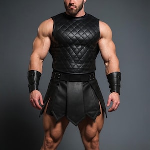 Peut inclure: Tenue noire en cuir de style gladiateur. L'ensemble comprend un gilet matelassé, une jupe fendue sur les côtés et des bracelets de poignet. La tenue est ornée d'un motif en losanges sur le gilet et d'une ceinture à boucle. L'ensemble est audacieux et saisissant.