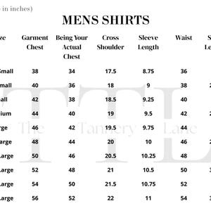 Puede incluir: Tabla de tallas de camisas para hombre, con medidas en pulgadas. La tabla incluye tallas desde 2X-Small hasta 5X-Large, detallando el pecho de la prenda, el pecho real, el hombro cruzado, la longitud de la manga, la cintura y el largo de la camisa.
