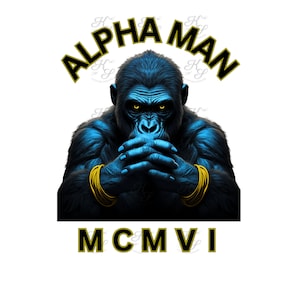 Puede incluir: Un gorila azul con ojos amarillos está sentado con las manos juntas frente a él. El gorila lleva brazaletes dorados. El texto "ALPHA MAN" está por encima del gorila en letras negras con un contorno amarillo. El texto "MCMVI" está debajo del gorila en letras negras con un contorno amarillo.