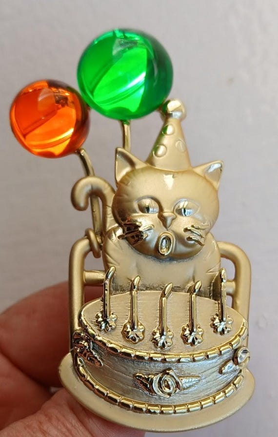Vintage Birthday Cat Brooch By American Jewelry Chain Company (AJC). Gold Tone With Reflective Green And Orange 1/2 Circle Balloons View 2