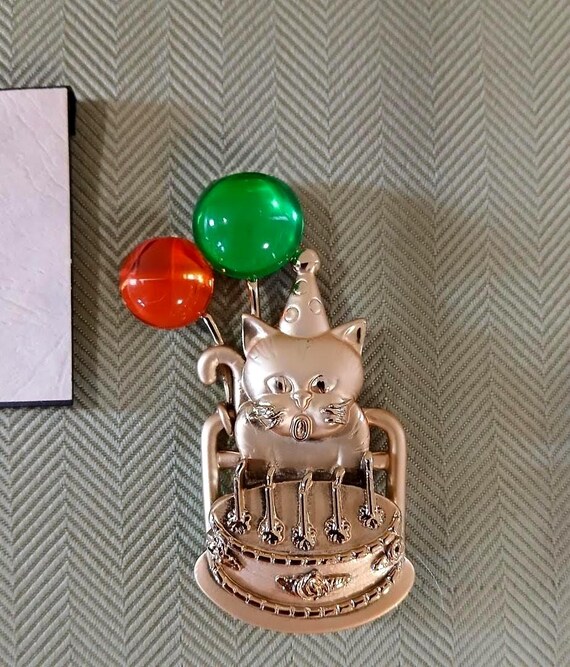 Vintage Birthday Cat Brooch By American Jewelry Chain Company (AJC). Gold Tone With Reflective Green And Orange 1/2 Circle Balloons View 5